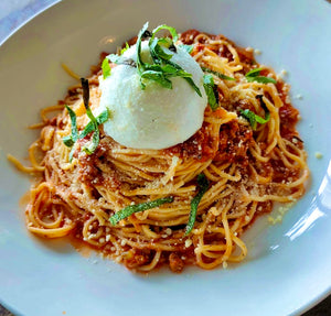 SPAGHETTI BOLOGNESE CON BURRATA